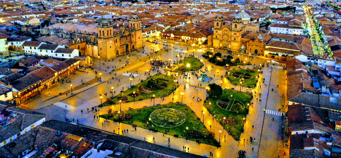 Plaza principal del Cusco colonial con arquitectura inca y española